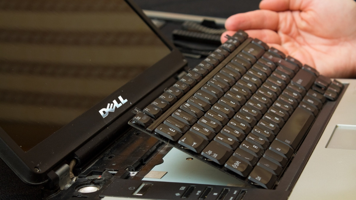 Cách tháo bàn phím laptop Dell tại nhà nhanh chóng, an toàn